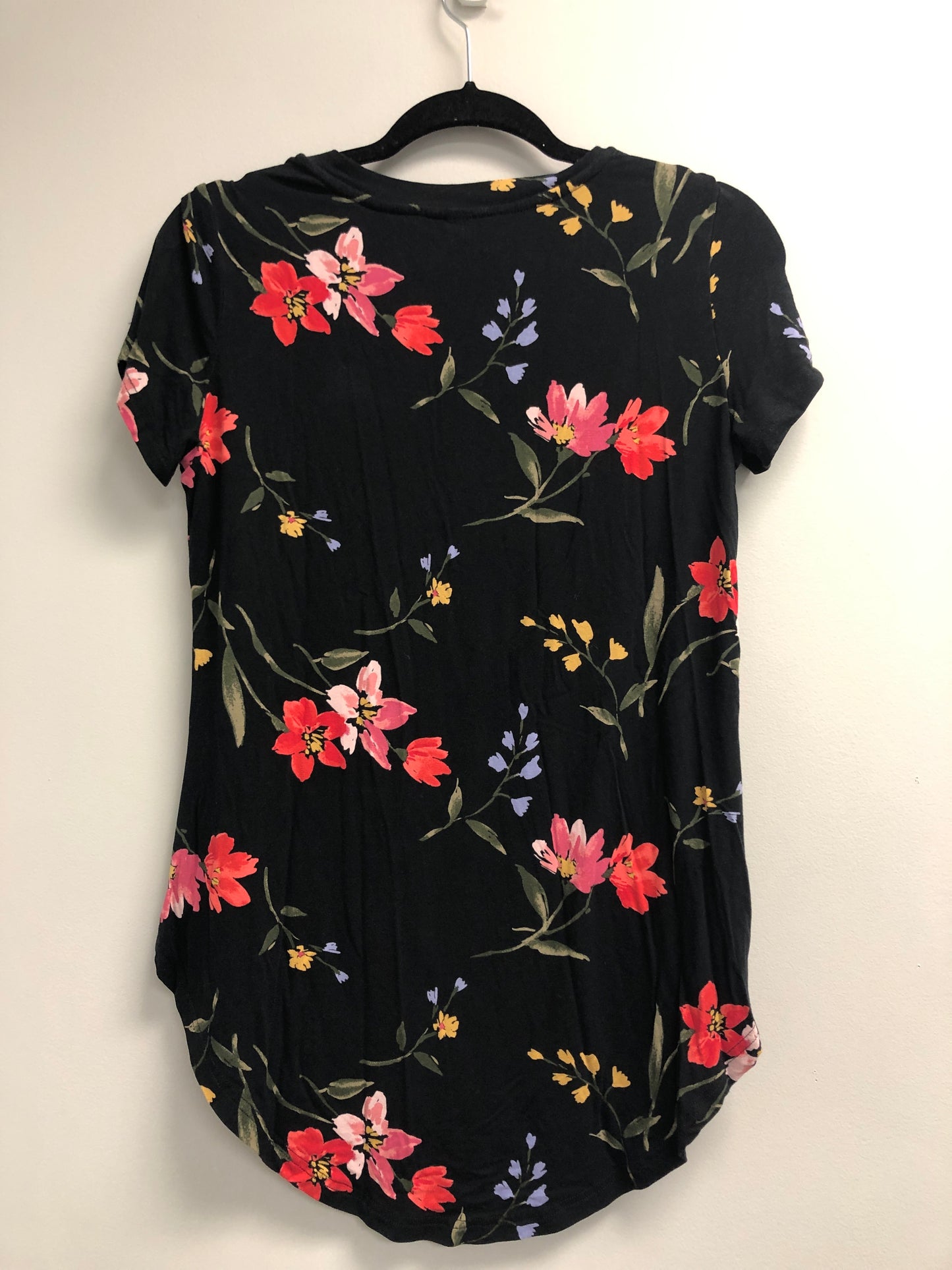 Outlet 7046 - Latched Mama Printed V-Neck Nursing Tee 2.0 - Final Sale - Vibrant Black Floral - Small