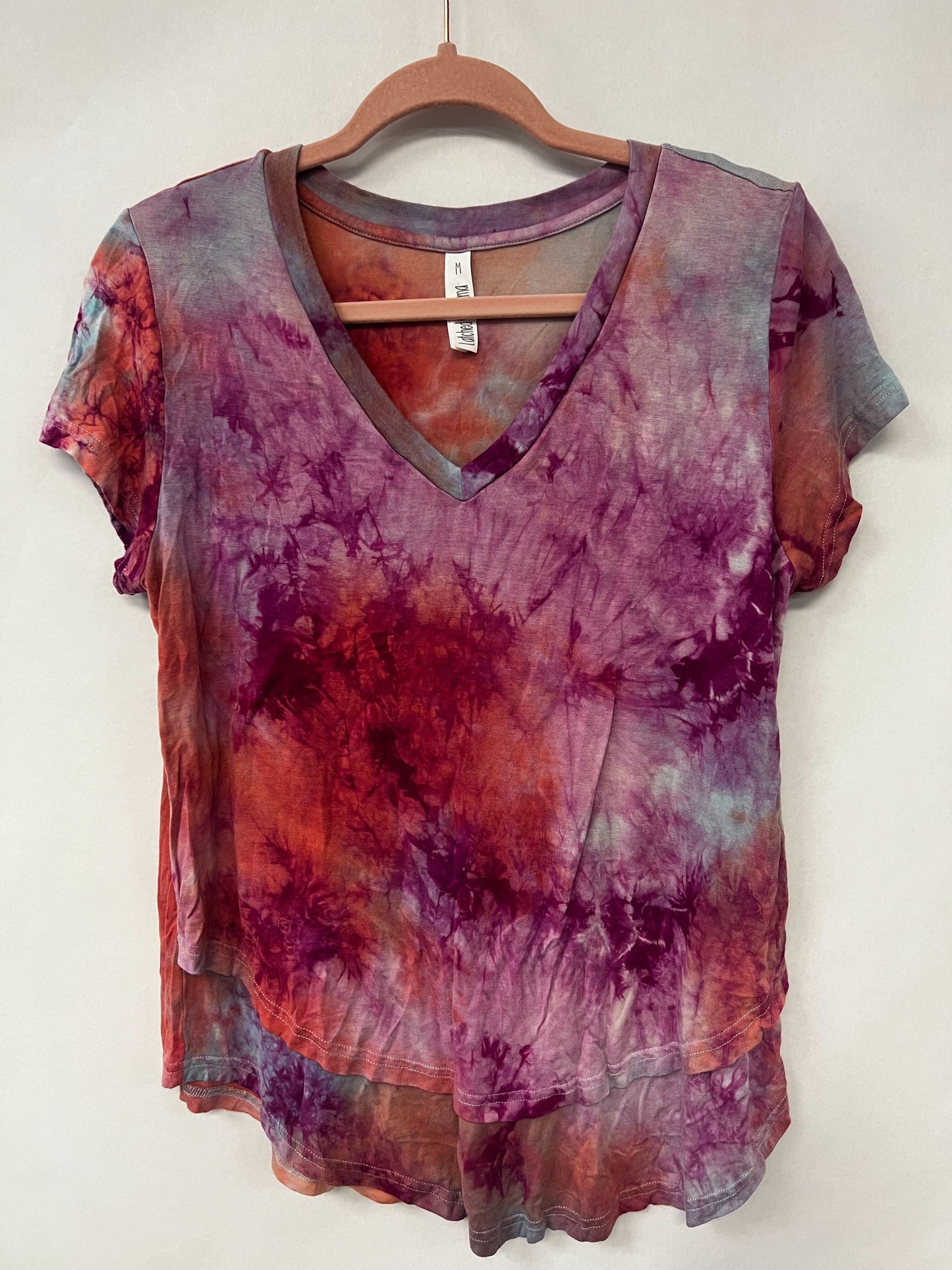 Outlet 6131 - Printed V-Neck Boyfriend Nursing Tee - Vibrant Sunset - Medium