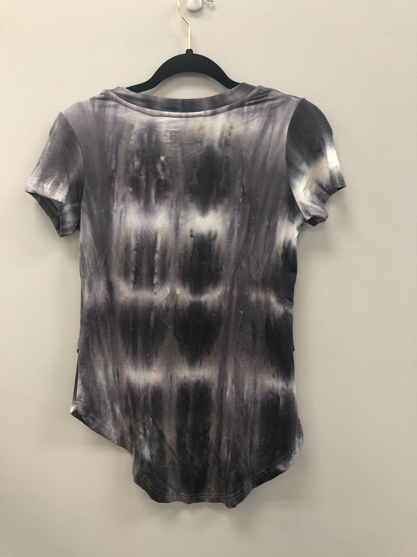 Outlet 5981 - Latched Mama Printed V-Neck Nursing Tee 2.0 - Smoke Haze - Extra Extra Small
