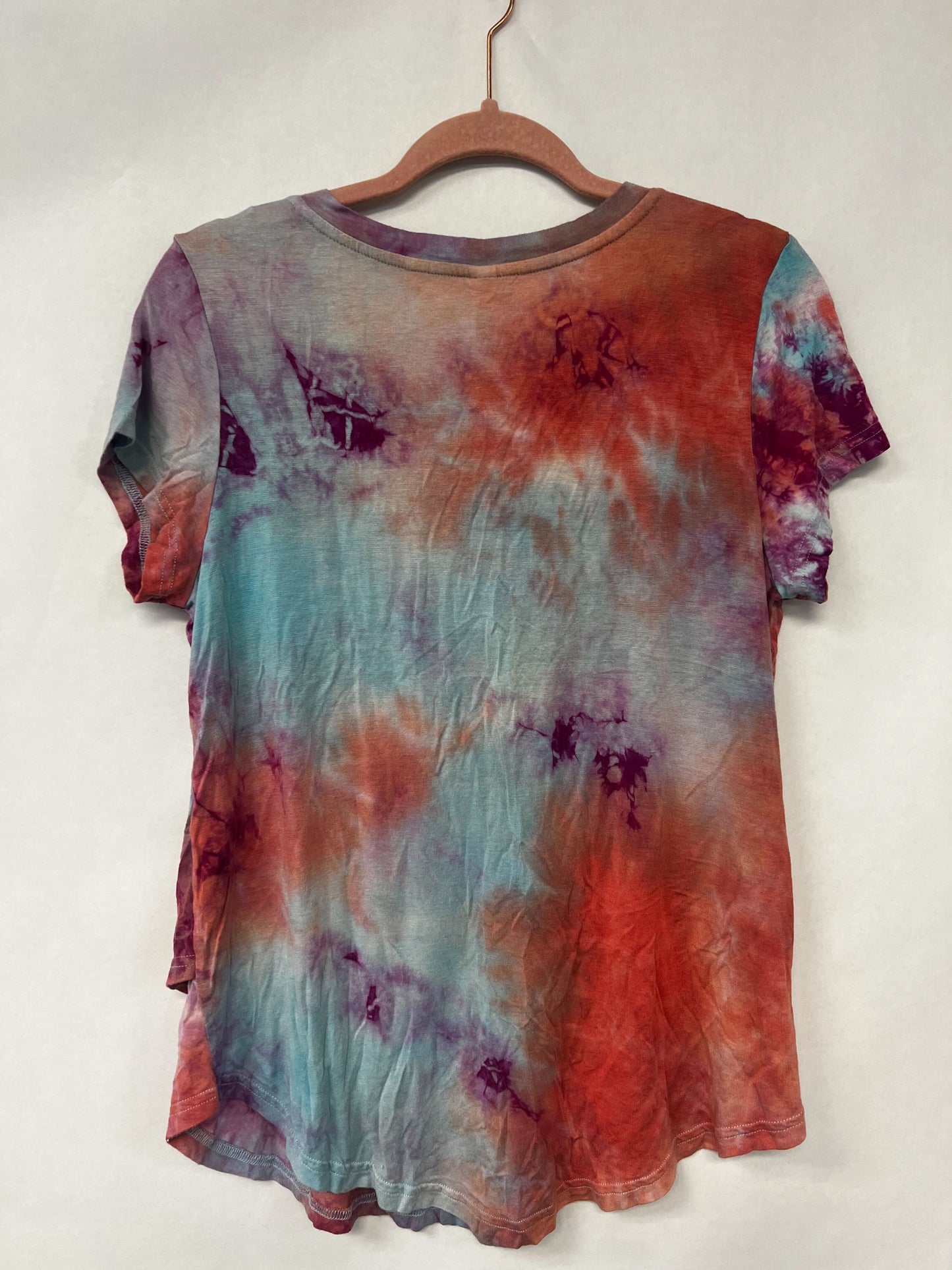 Outlet 6131 - Printed V-Neck Boyfriend Nursing Tee - Vibrant Sunset - Medium