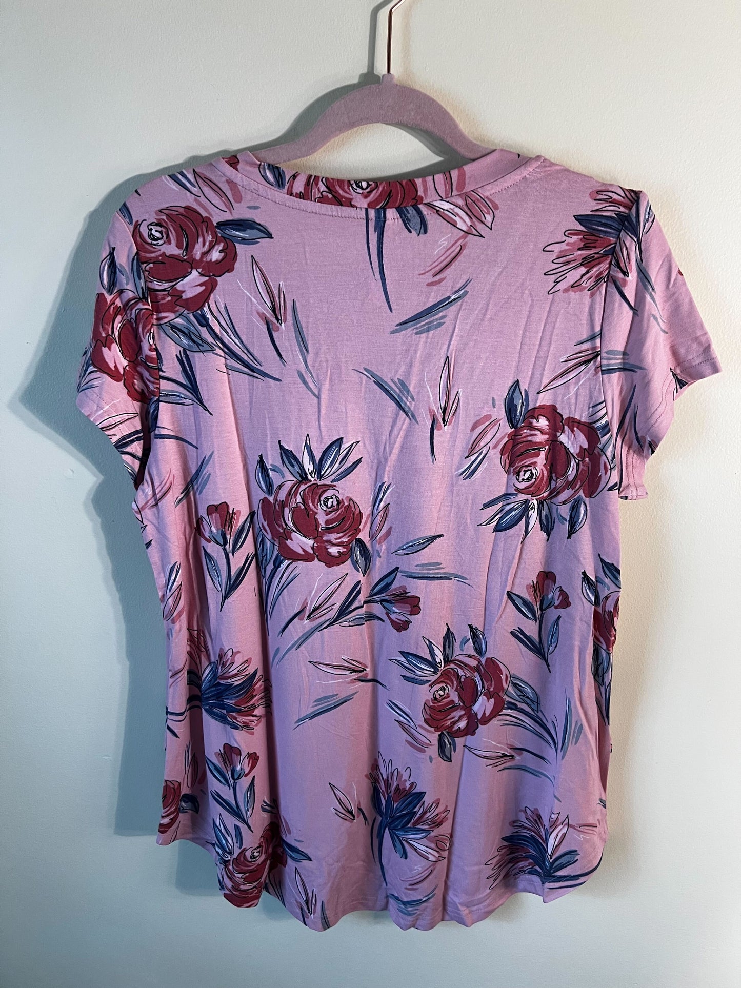Outlet 5769 - Printed V-Neck Boyfriend Nursing Tee - Crepe Bouquet - Medium