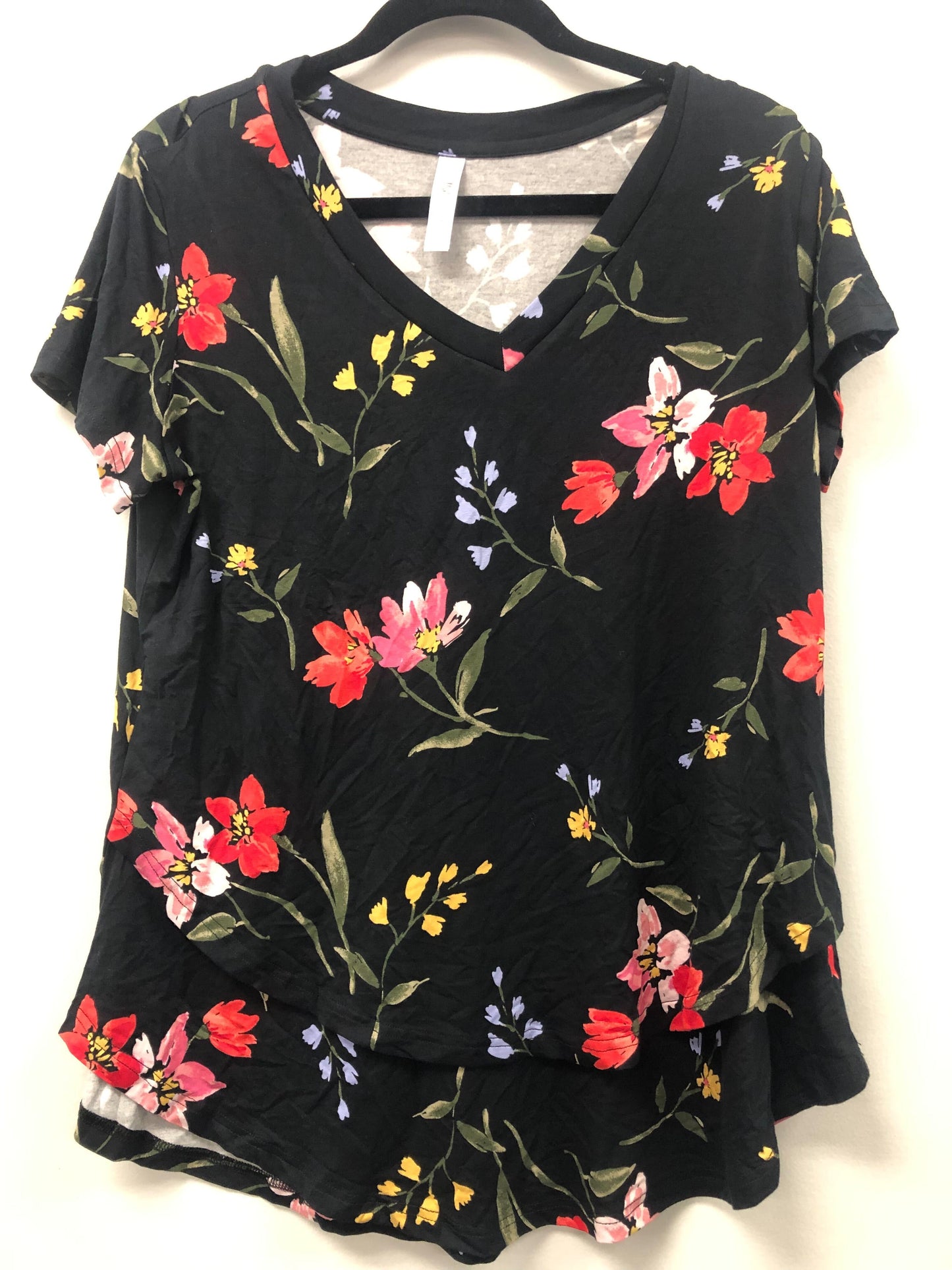 Outlet 5524 - Printed V-Neck Boyfriend Nursing Tee - Vibrant Black Floral - Large
