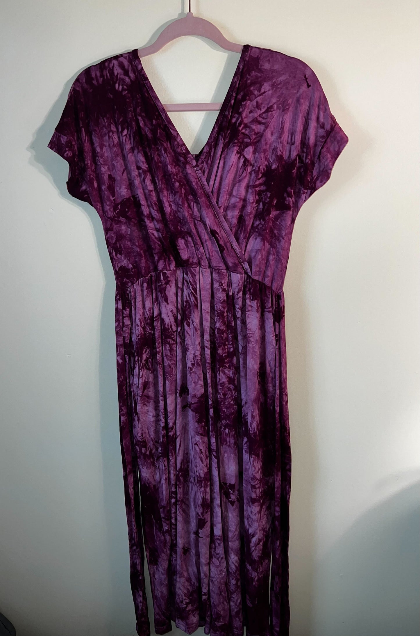 Outlet 5768 - Latched Mama V-Neck Nursing Jumpsuit - Sangria Tie Dye - Large