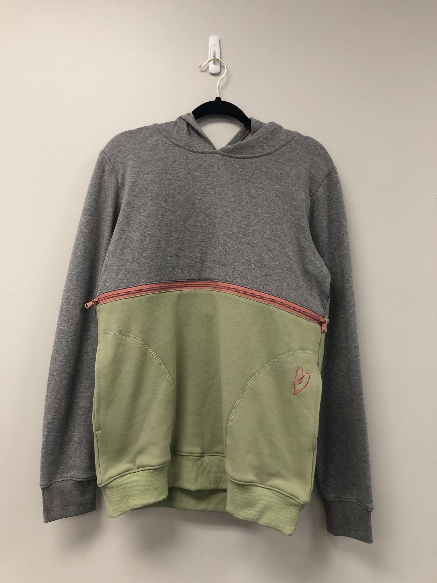 Outlet 5573 - Latched Mama Trailblazer Nursing Hoodie - Heather Grey/Fern - Medium