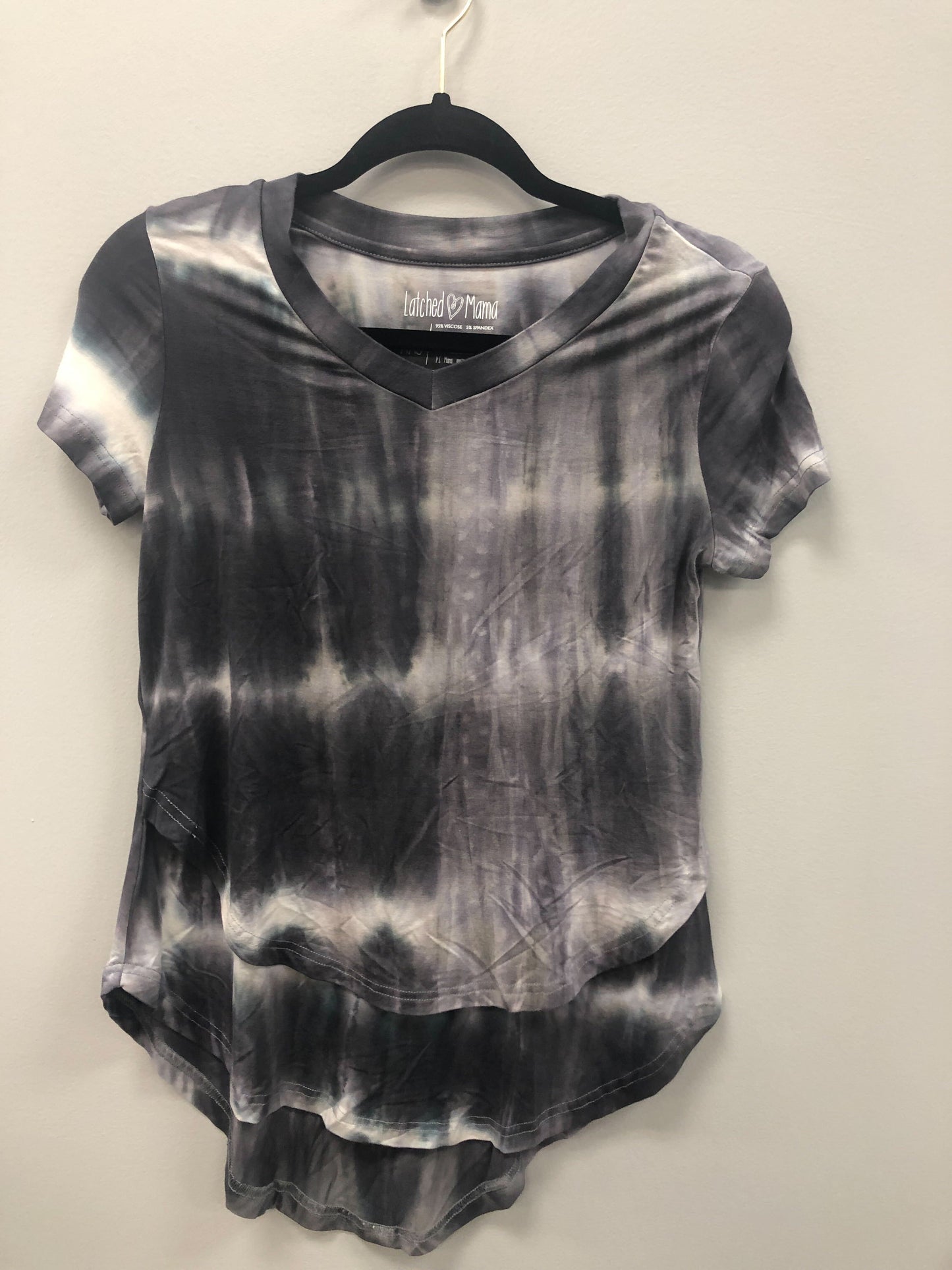 Outlet 5981 - Latched Mama Printed V-Neck Nursing Tee 2.0 - Smoke Haze - Extra Extra Small