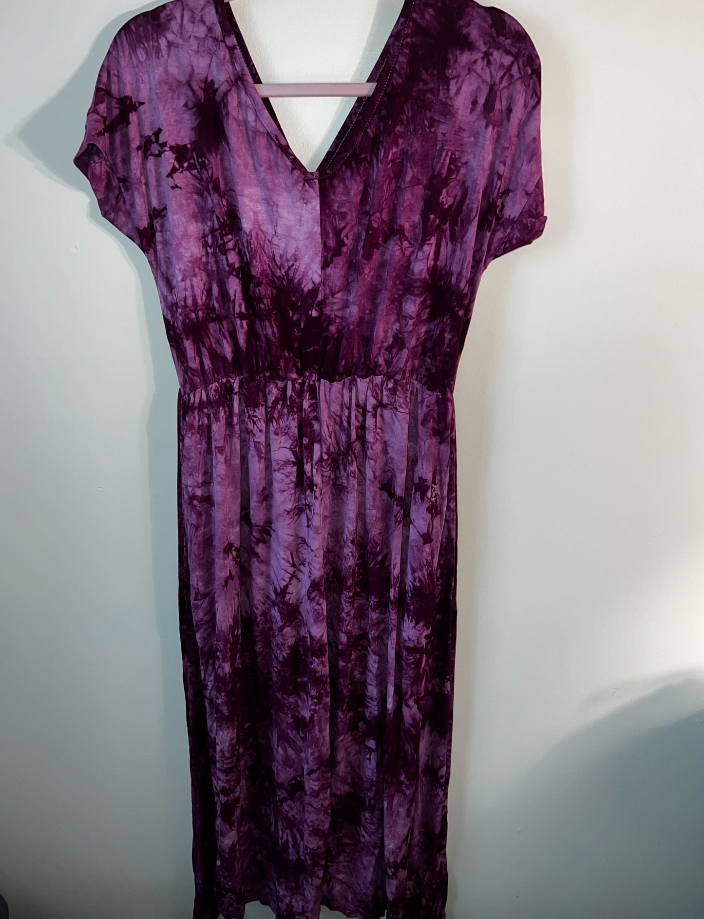 Outlet 5768 - Latched Mama V-Neck Nursing Jumpsuit - Sangria Tie Dye - Large