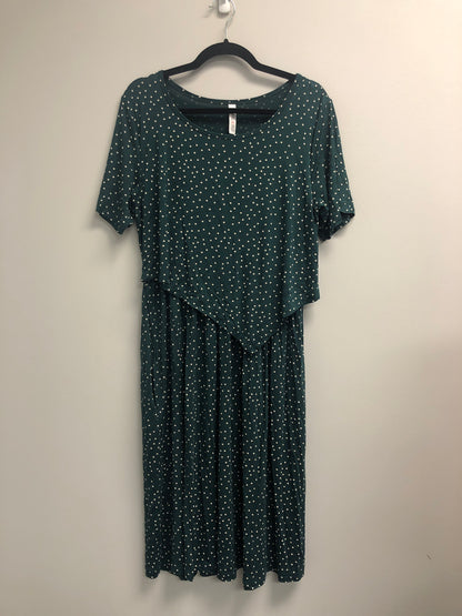 Outlet 7126 - Latched Mama Essential Boardwalk Nursing Dress - Forest Green Dots - Extra Large