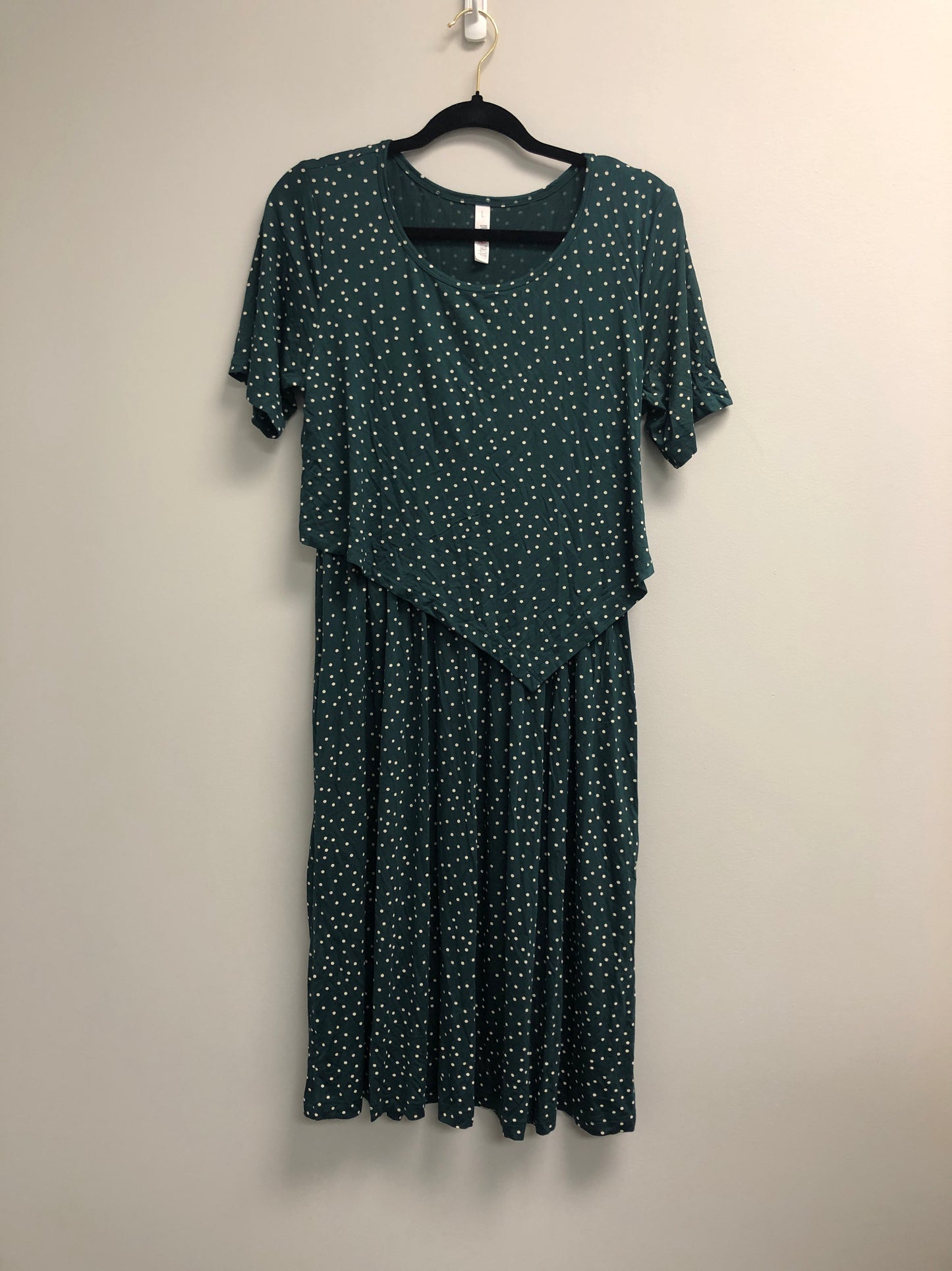 Outlet 6980 - Latched Mama Essential Boardwalk Nursing Dress - Forest Green Dots - Large